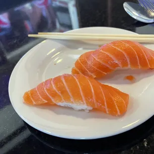 Salmon nigiri