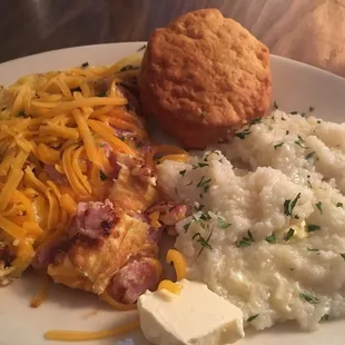 a plate of breakfast food