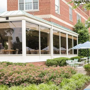 the outside of a restaurant