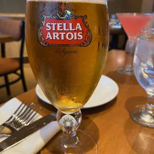 Nice serving of beer in the appropriate glass. Nice touch.