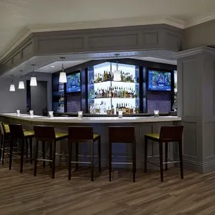Relax and unwind with Wisconsin craft beers and signature cocktails at the Lobby Lounge, a favorite among bars and restaurants near Waukesha