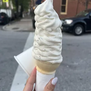 Peanut butter cup soft serve- they load you up!!