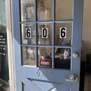 Bun mi sandwiches and beverages, clean seating area, quiet.