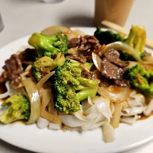 Dinner @Bo's Kitchen; 10/9/2024. I ordered, Beef Broccoli w/ChowFun, never ordered Beef Broccoli on Chowfun before, it was pretty Dang good!