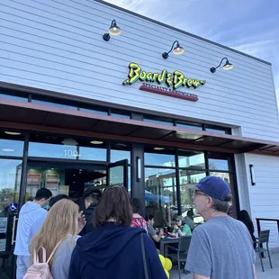 customers outside the restaurant