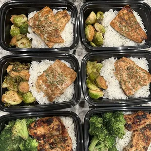 Meal prep: teriyaki salmon, coconut rice &amp; brussel sprouts 
Meal prep: grilled chicken, white rice &amp; roasted garlic broccoli