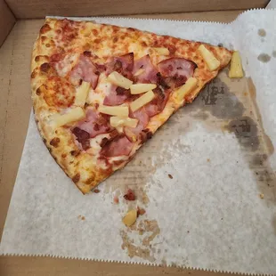 Pizza with Bacon, Ham and Pineapple (had to eat a slice before the picture for the review)