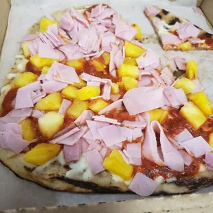 Ham and pineapple pizza (not good at all)