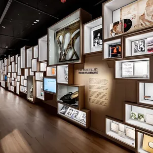 An ever-evolving curated display of elements that illuminate the depth and breadth of the Bob Dylan Archive® collection