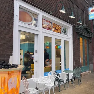 the outside of a restaurant