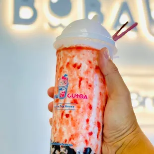 Let's your Friday snow, we know it's what is the best drink for you! Strawberry Pocky snow, made with fresh strawberries smoothies, strawber