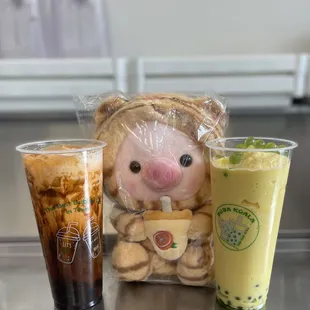 Thai Milk Tea (Left) and Pineapple Smoothie with Green Apple Popping Pearls (Right)