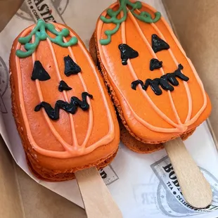Chocolate macaroons shaped as fun jack-o&apos;-lanterns!