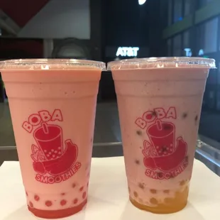 Strawberry smoothies with boba