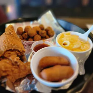 food, chicken wings and fried chicken