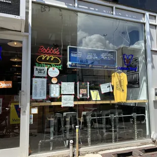 the outside of a restaurant