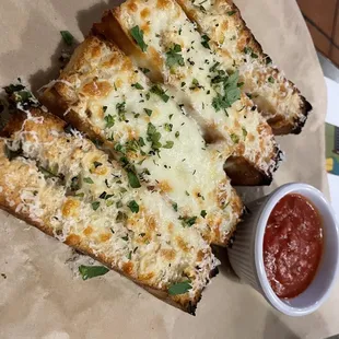Garlic cheese bread with marinara