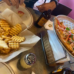 Curry pizza, fries, non-alcoholic ginger beer