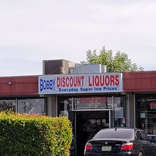 a car parked in front of a liquor store