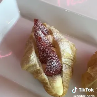Bobo mini Brûlée strawberry croissant