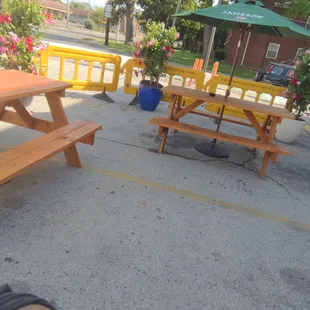 Patio! Very nice, good umbrellas and nice flowers