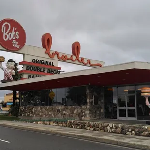 This is a broader view of the Downey Bob's Big Boy as seen from Firestone Blvd.