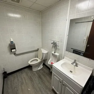 Men&apos;s room