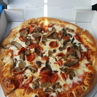 Small pizza (6 slices) with mushrooms and pepperoni.