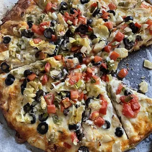 Chicken and tomatoe and artichoke pizza