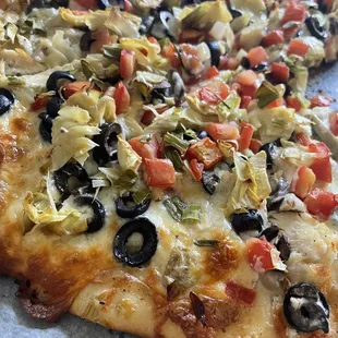 Chicken and tomatoe and artichoke pizza