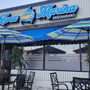 the outside of the restaurant