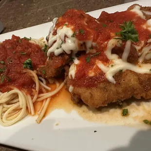 veal parmigiana with spaghetti and LOTS or incredible Mariana sauce.