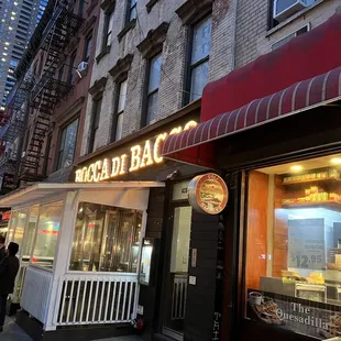 the outside of a restaurant