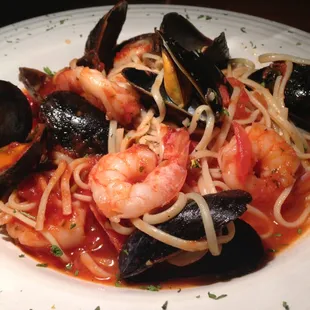 a plate of pasta with shrimp and musselling