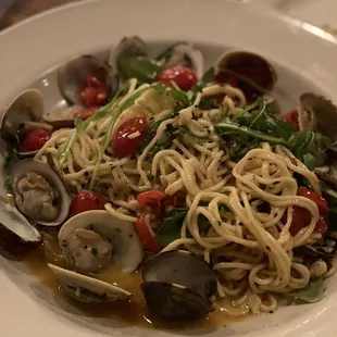 Clams with Spaghetti, tomatoes and arugula in a white wine sauce