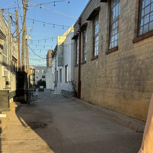 side alleyway to get to restaurant