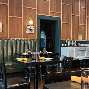 Dininf area and decor