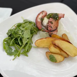 Octopus, potatoes and arugula