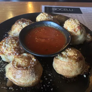 GARLIC KNOTS