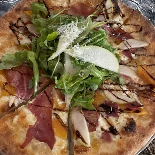 Pear and prosciutto pizza