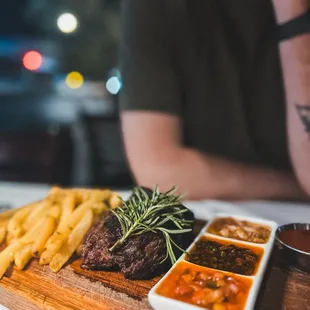 Bife De Chorizo con papas fritas