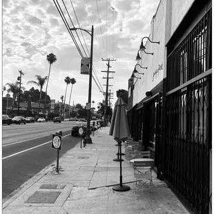 Outdoor seats with Sunset blvd view. #bnwfotografia #BodegaPark