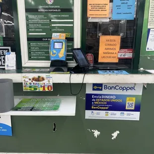 La caja dice que está abierto a las 9 AM ya son más de las 9 y todavía no abren que mal estás esperando