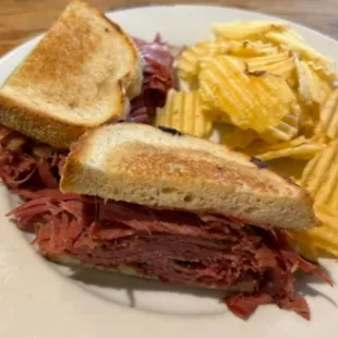 9 oz. Corn beef sandwich.  Excellent