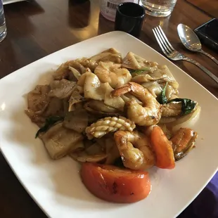 Seafood drunken noodles