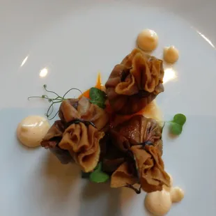 Fried wonton wrappers with chicken, mushrooms, chili sauce.