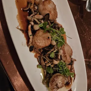 Scallops over mushroom special