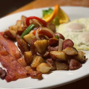 a plate of breakfast food