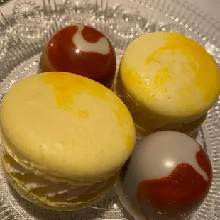 Macarons &amp; bon bons