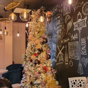 a christmas tree in a cafe